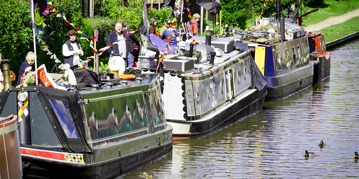 roving canal traders market boats