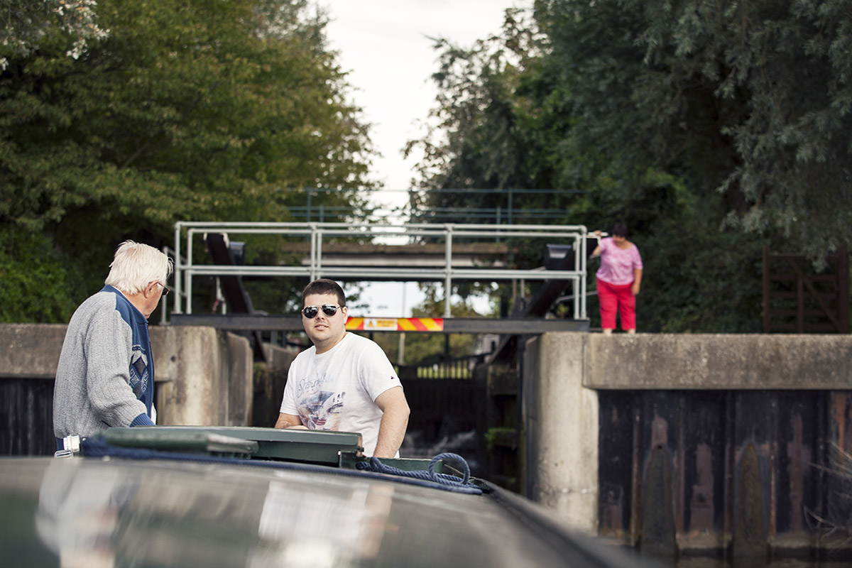 skipper steering a narrowboat