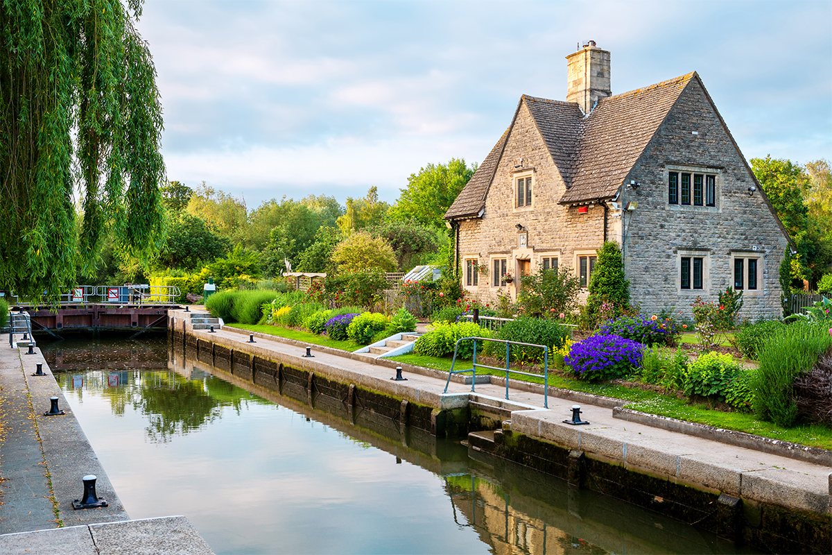 canal boat lock oxfordshire