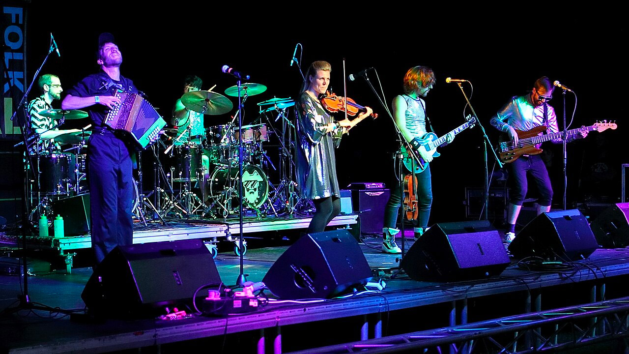 ely folk festival live band