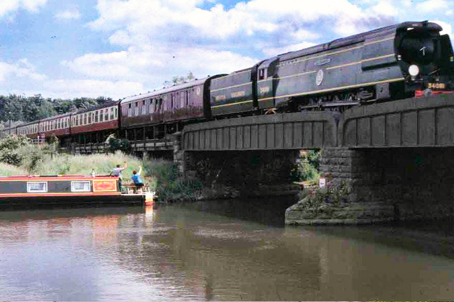 ferry meadows NVR bridge fox narrowboat