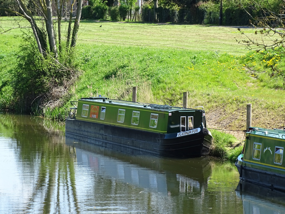 Hire a Canal Boat for Mothers Day