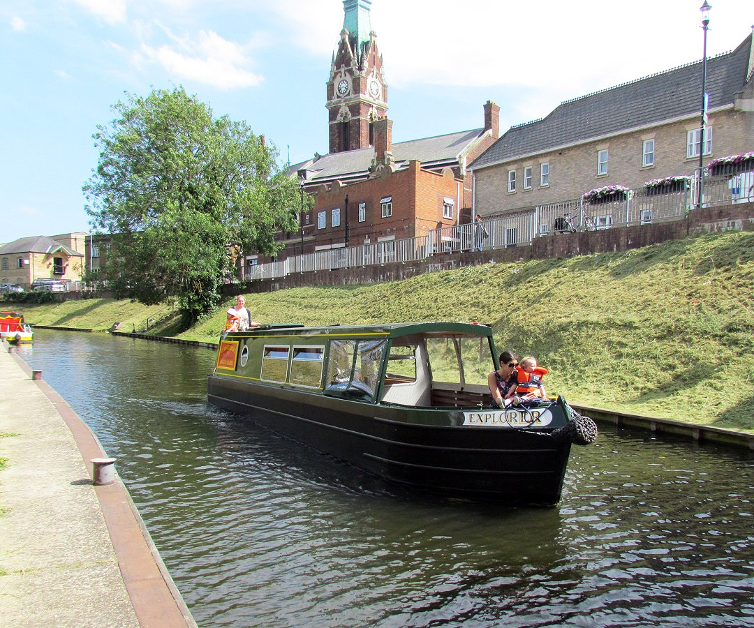 fox narrowboat crusing fens waterways