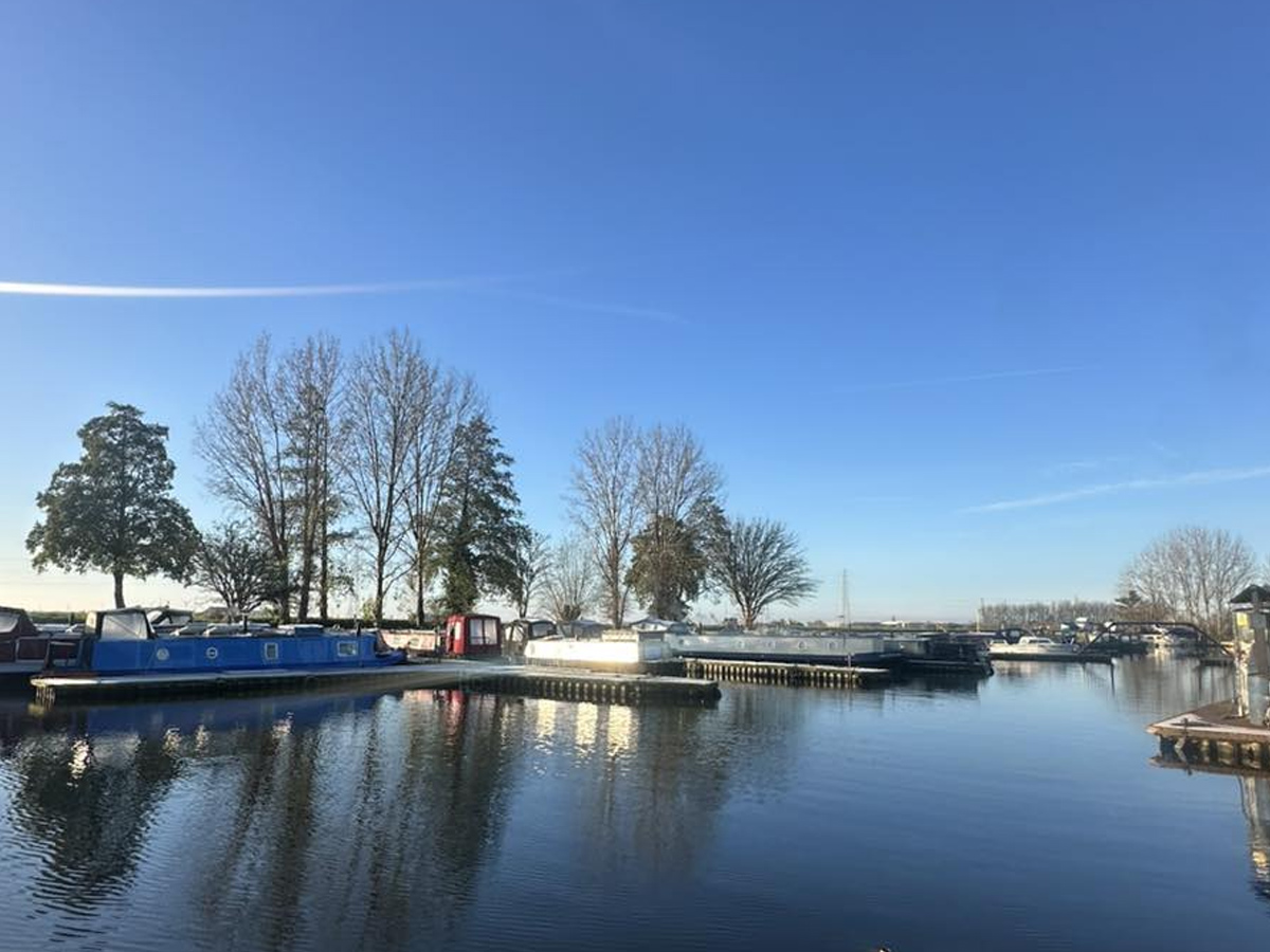 fox narrowboats marina in winter